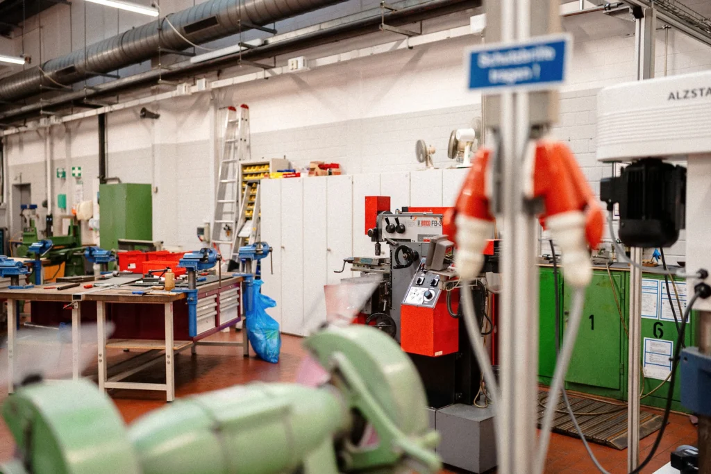 Maschinen und Werkbänke stehen in einer Werkstatt für die Metallbearbeitung.