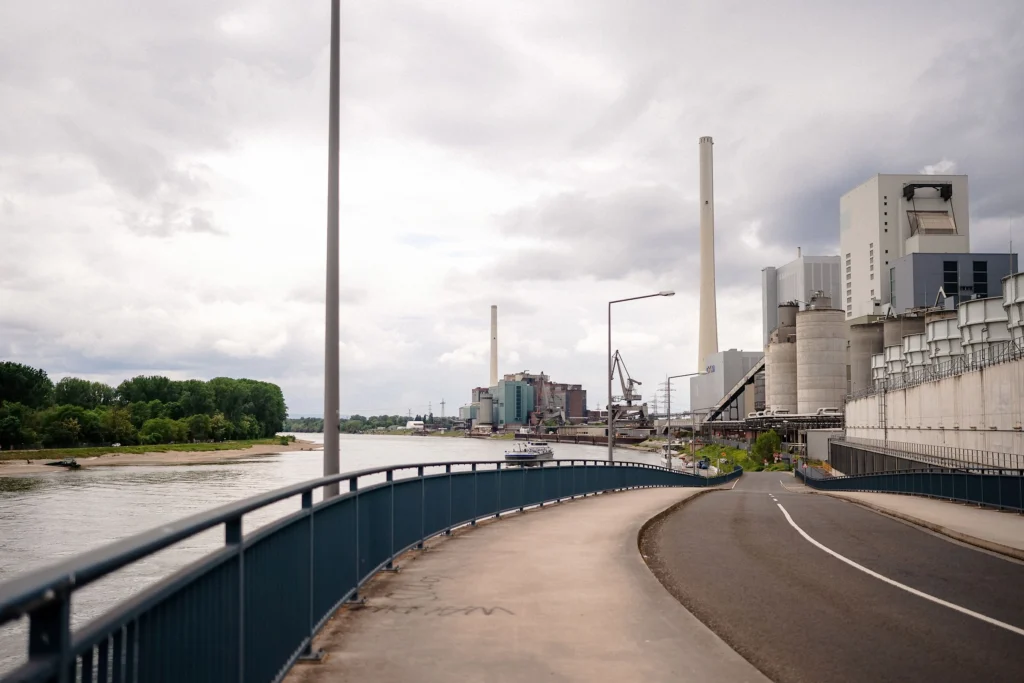 Industrieanlagen am Rhein in Mannheim.