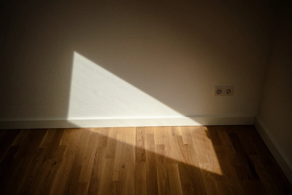 Sonnenlicht fällt in eine modernisierte Wohnung.