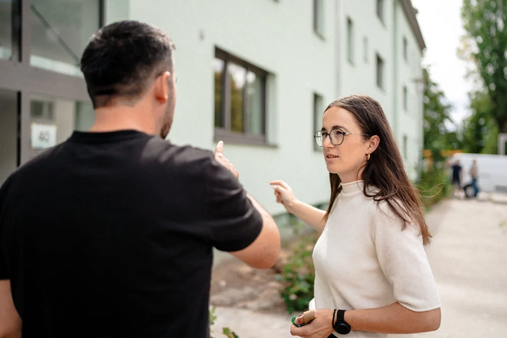 Zwei Personen besprechen Abläufe auf der Baustelle.