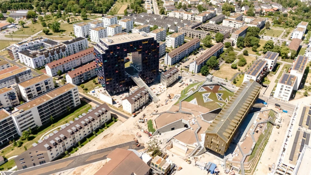 Luftbild vom Wohnbaugebiet Franklin in Mannheim, zentral im Foto ein Hochhaus in O-Form.