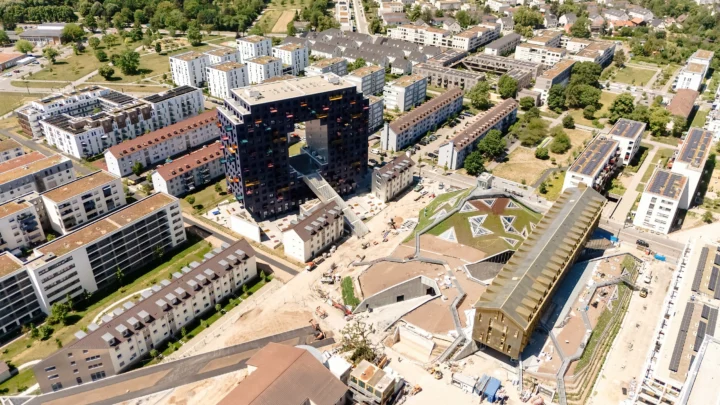 Luftbild vom Wohnbaugebiet Franklin in Mannheim, zentral im Foto ein Hochhaus in O-Form.