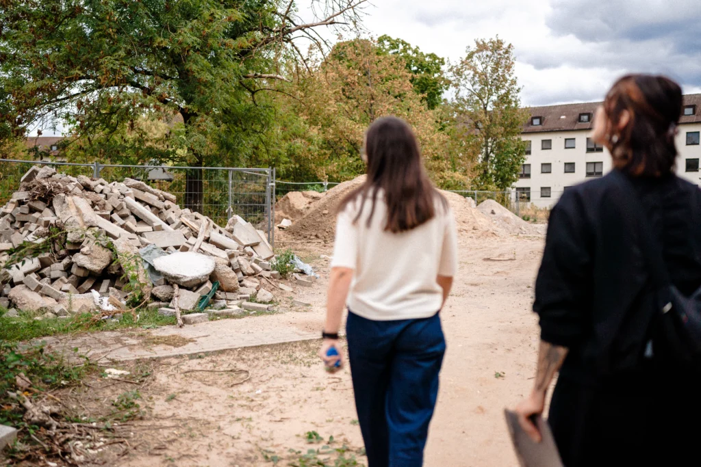 Zwei Personen gehen über die Baustelle im Patrick-Henry-Village.
