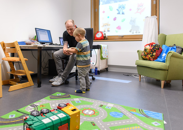 Ein Student der Universität Mannheim genießt gemeinsam mit seinem Sohn die Zeit auf dem Campus.