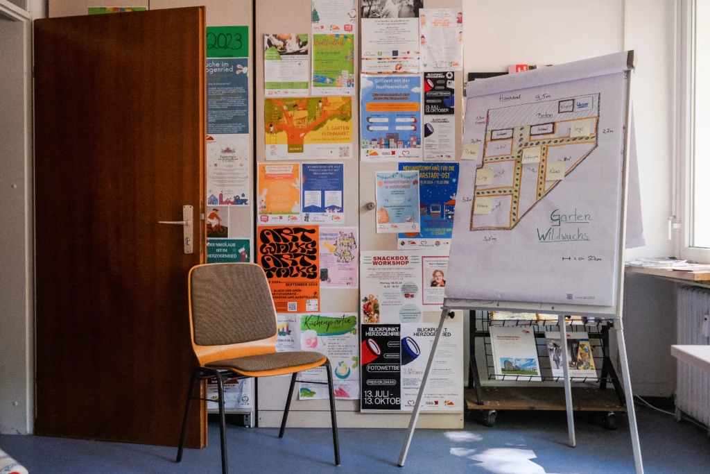 Pinnwand und Flipchart mit Informationen und Skizzen zu Projekten im Stadtteilbüro Herzogenried.