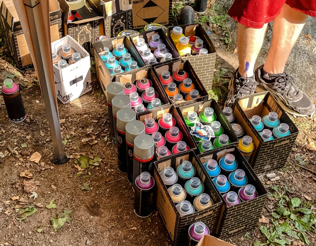 Pappkartons mit Spraydosen für Graffiti stehen auf dem Boden.
