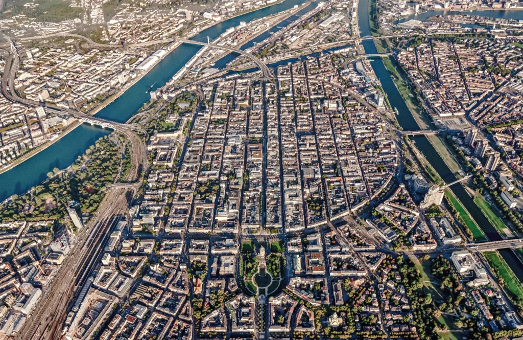 Luftaufnahme von Mannheim mit dem markanten quadratischen Stadtgrundriss, Flüssen und Brücken.